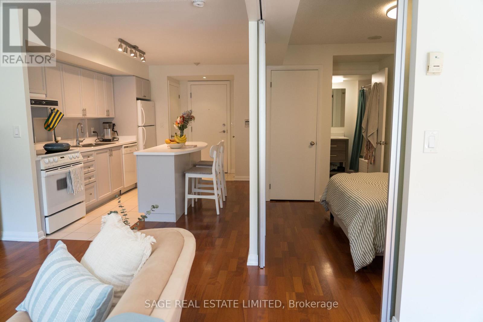 #209 18 BEVERLEY STREET - 17