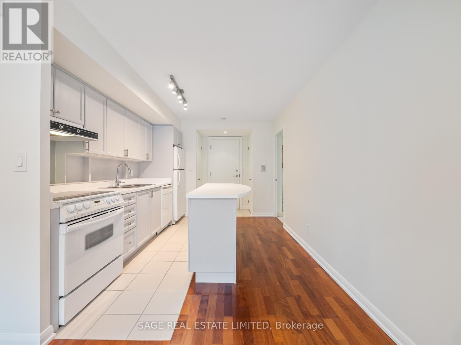 #209 18 BEVERLEY STREET - 2