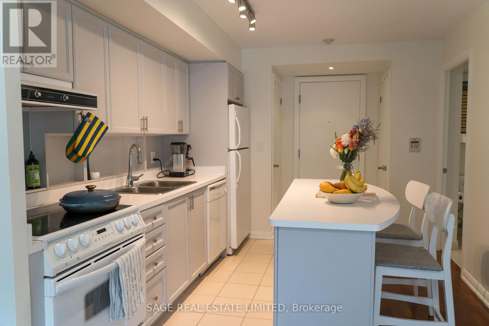 #209 18 BEVERLEY STREET - Image 3