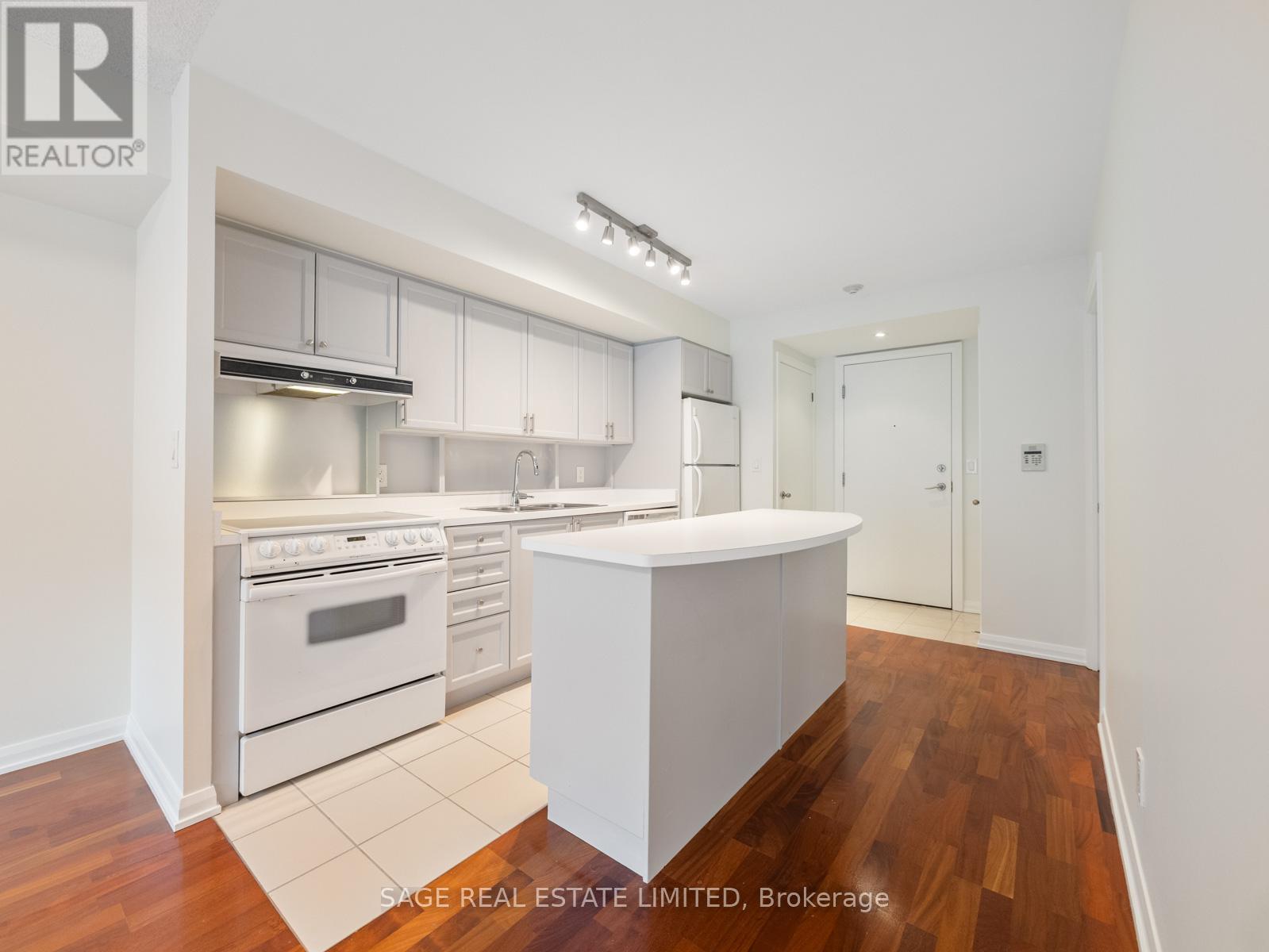 #209 18 BEVERLEY STREET - 4