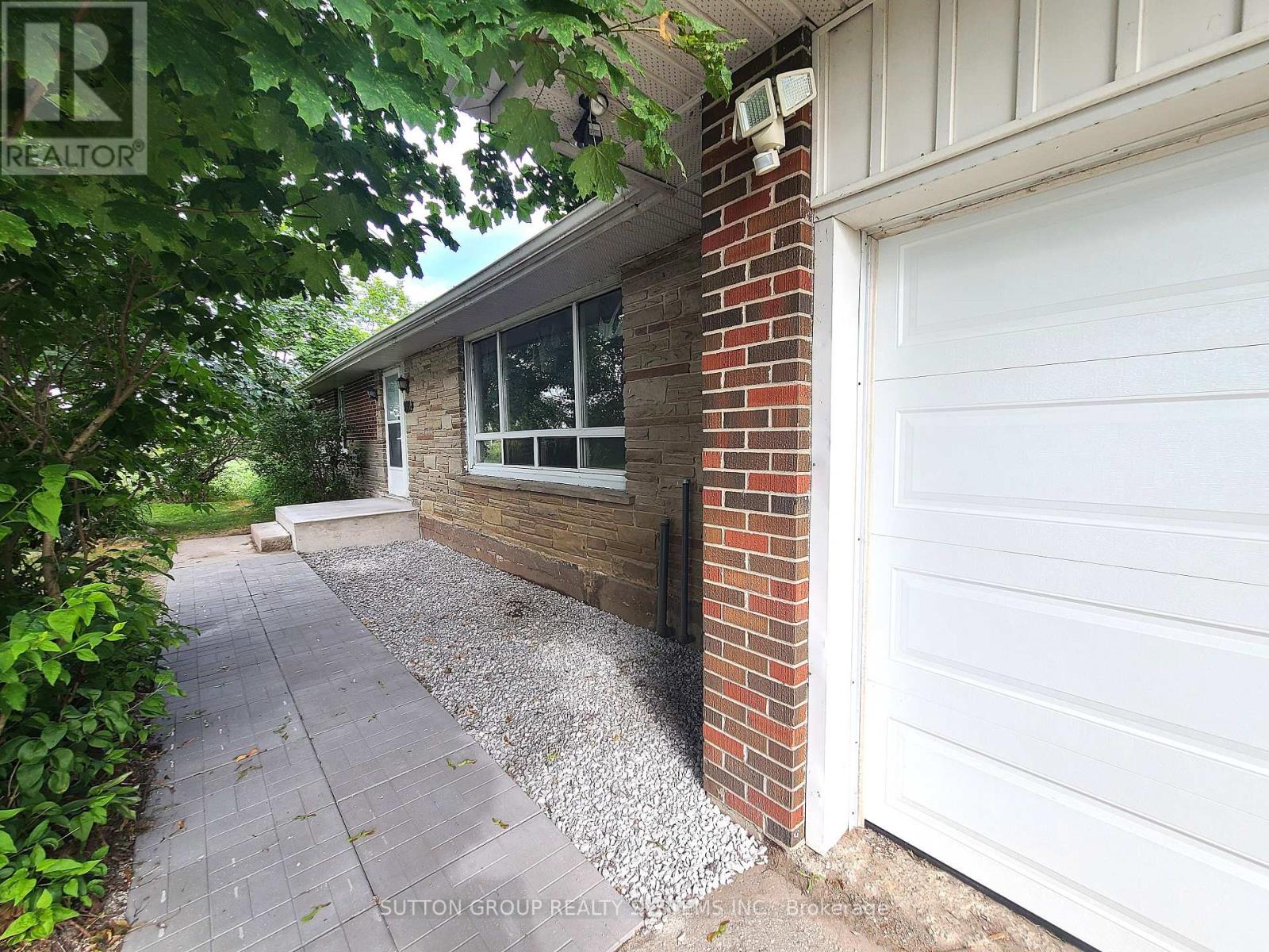 Listing photo of 998 KING ROAD