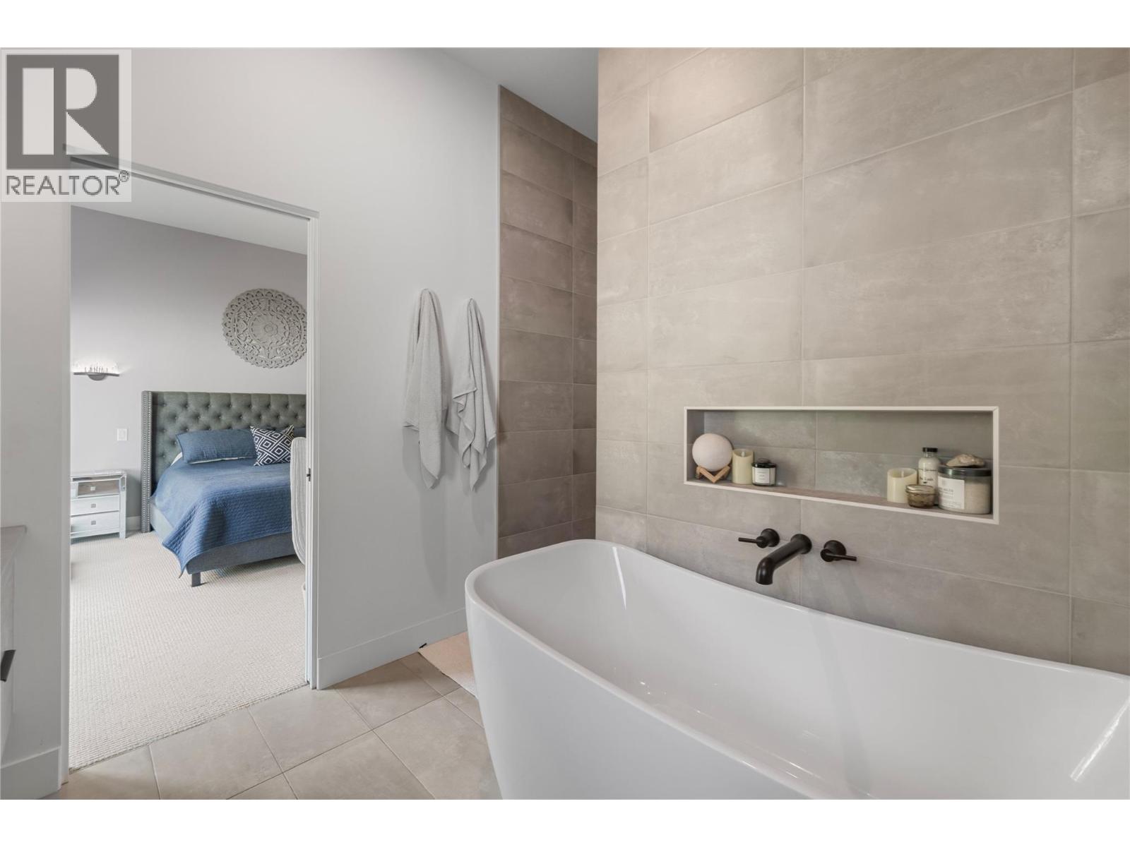 2846 Canyon Crest Drive - 33