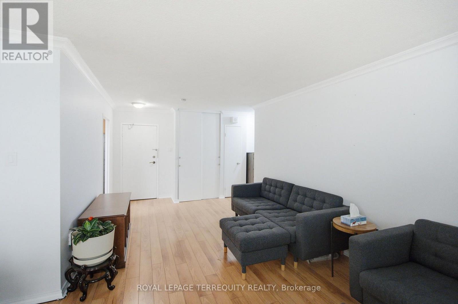 #808 541 BLACKTHORN AVENUE - 17