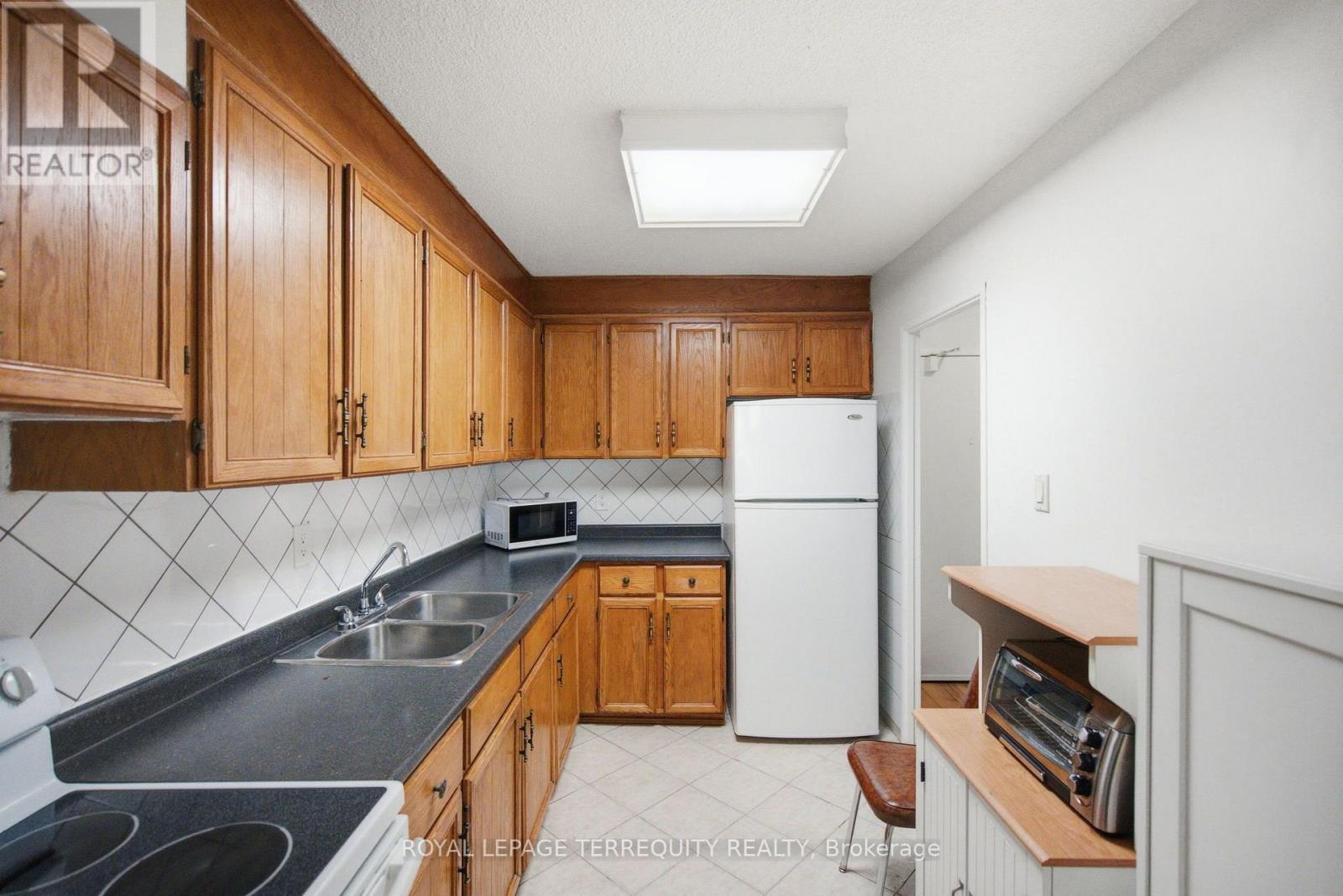 #808 541 BLACKTHORN AVENUE - 22