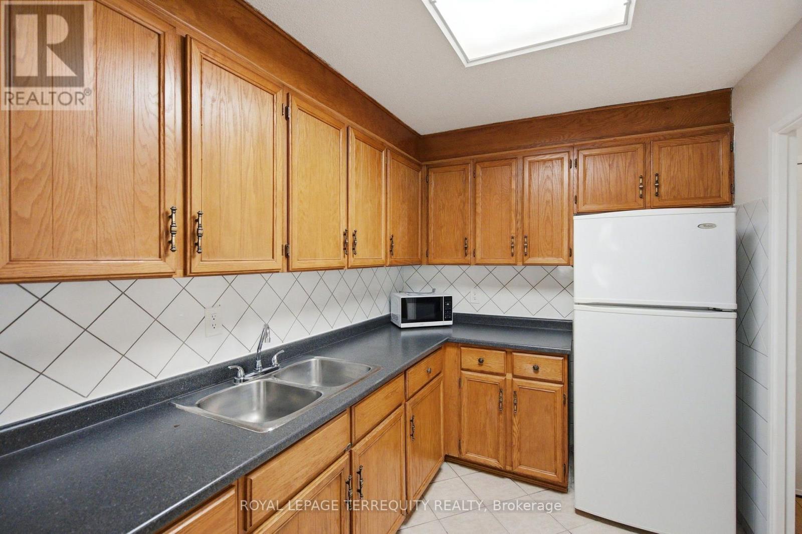 #808 541 BLACKTHORN AVENUE - 24