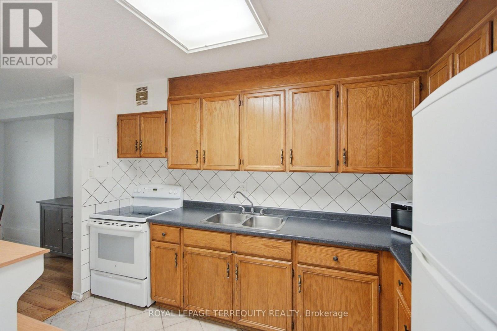 #808 541 BLACKTHORN AVENUE - 25