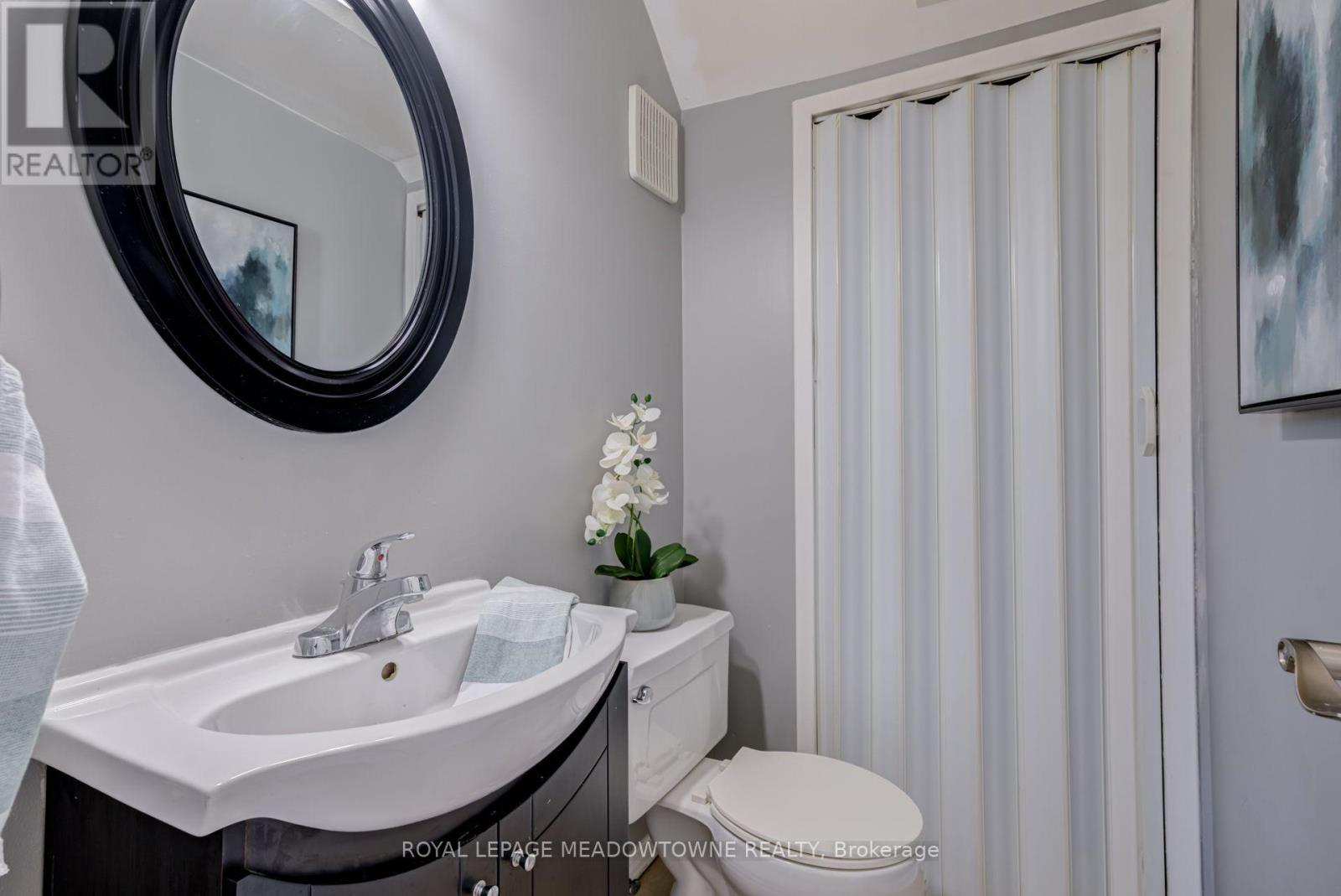 #85 2 WYLIE CIRCLE - Image 10