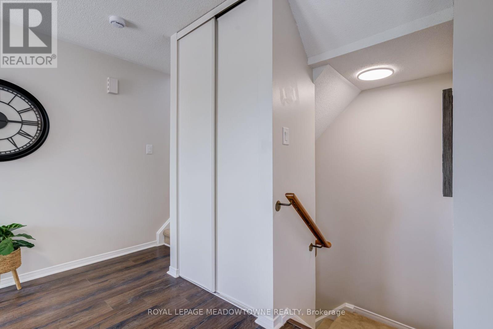 #85 2 WYLIE CIRCLE - Image 12