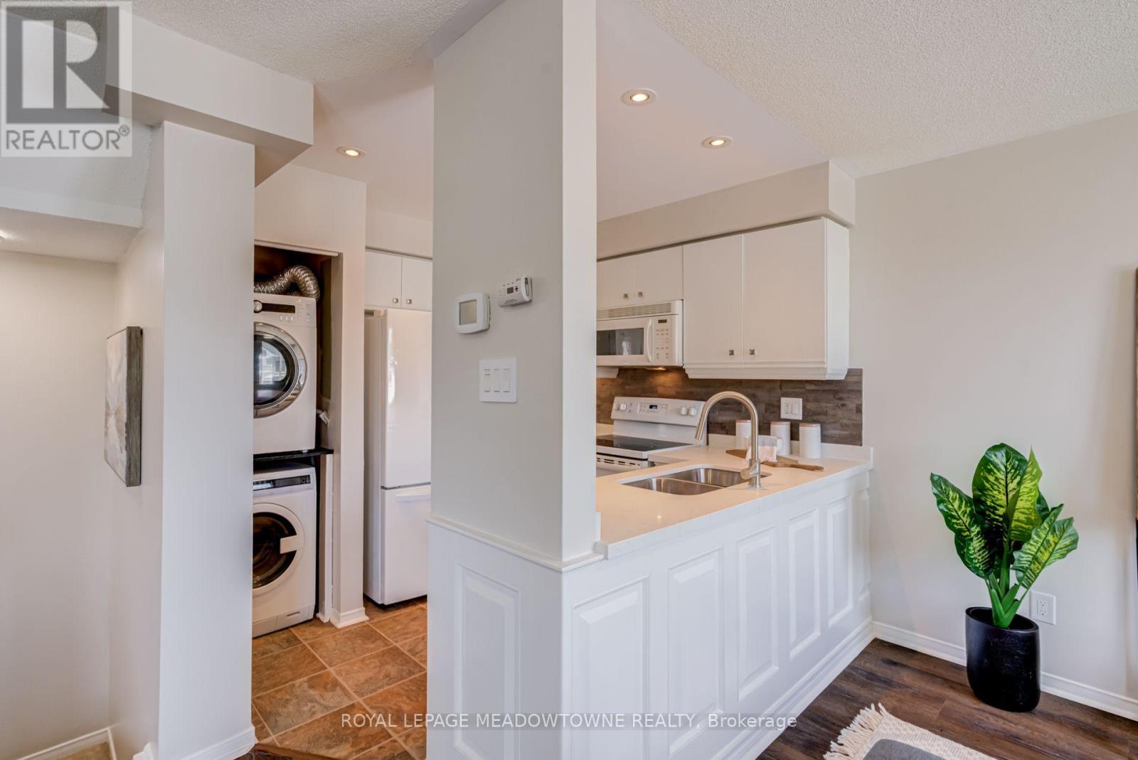 #85 2 WYLIE CIRCLE - 19