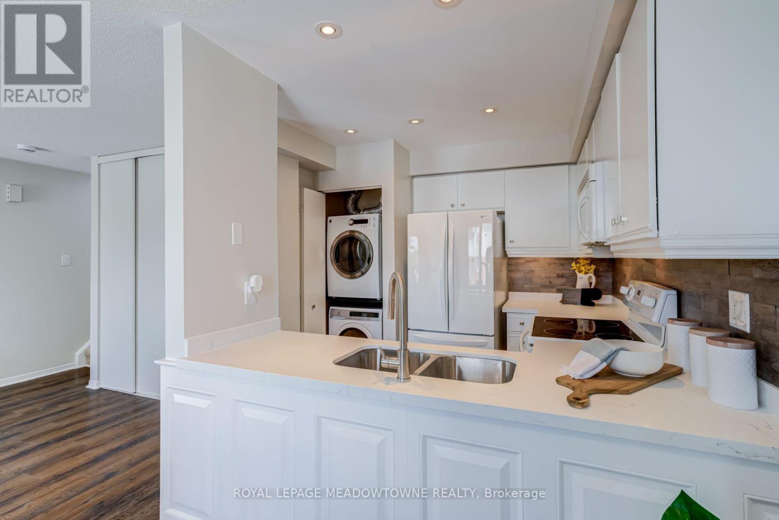 #85 2 WYLIE CIRCLE - Image 20