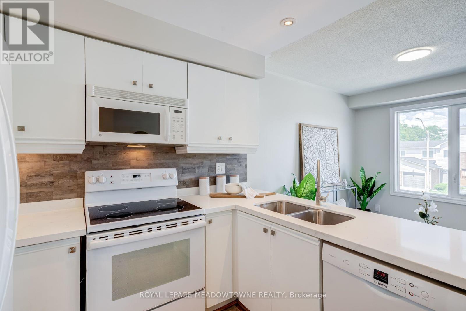 #85 2 WYLIE CIRCLE - 21