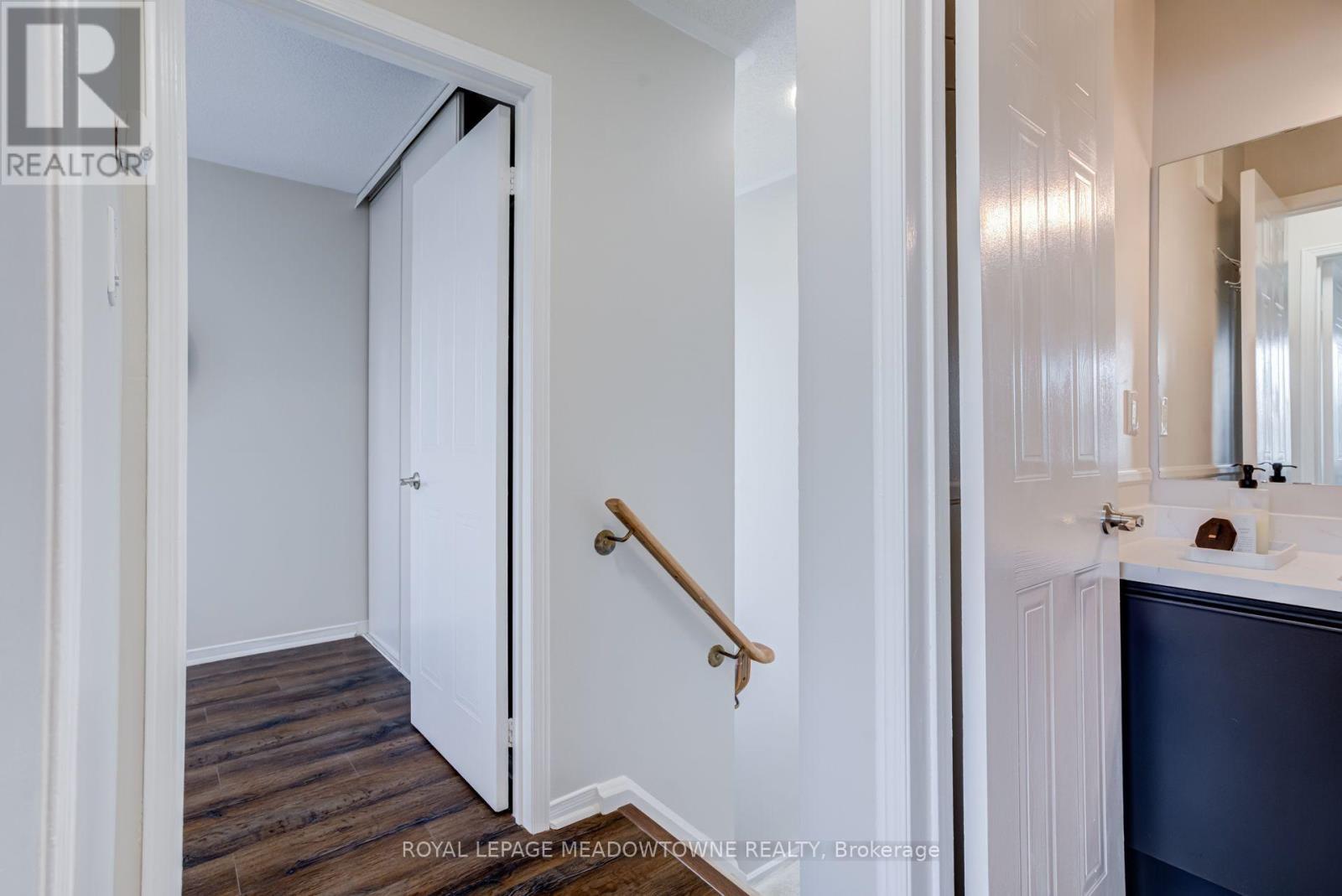 #85 2 WYLIE CIRCLE - Image 26