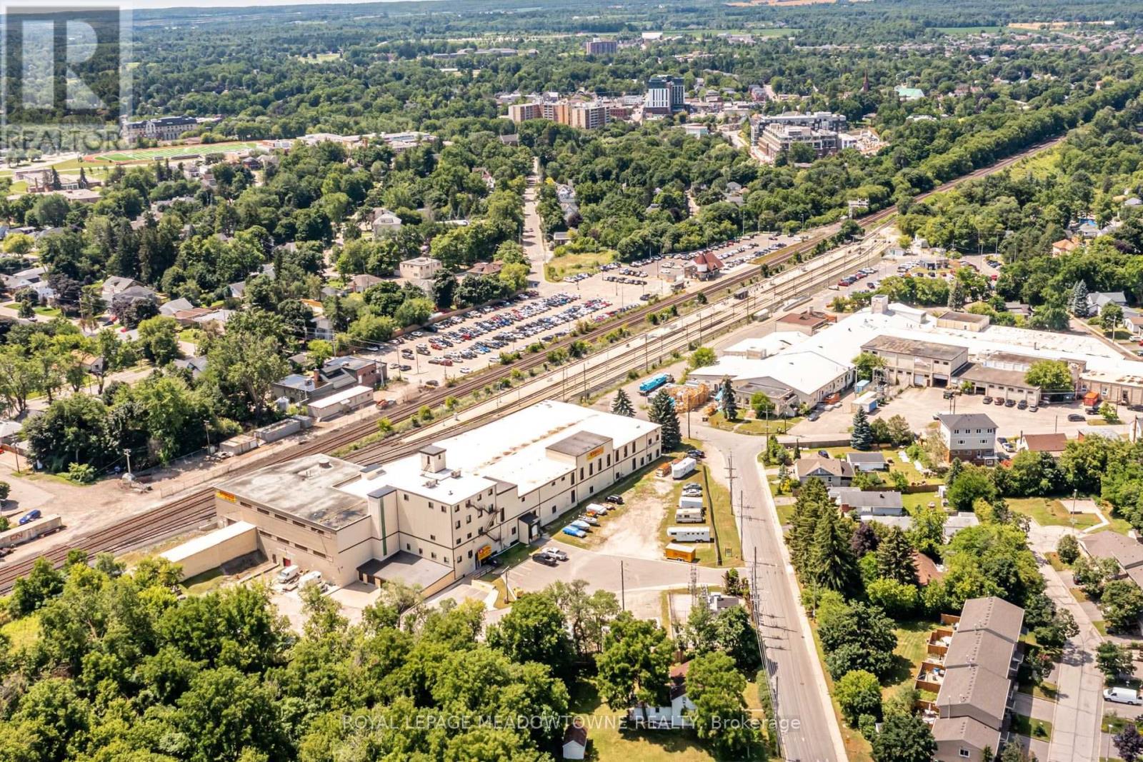 #85 2 WYLIE CIRCLE - Image 34
