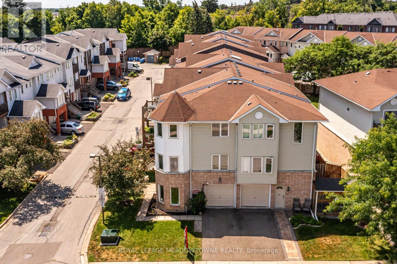#85 2 WYLIE CIRCLE - Image 38