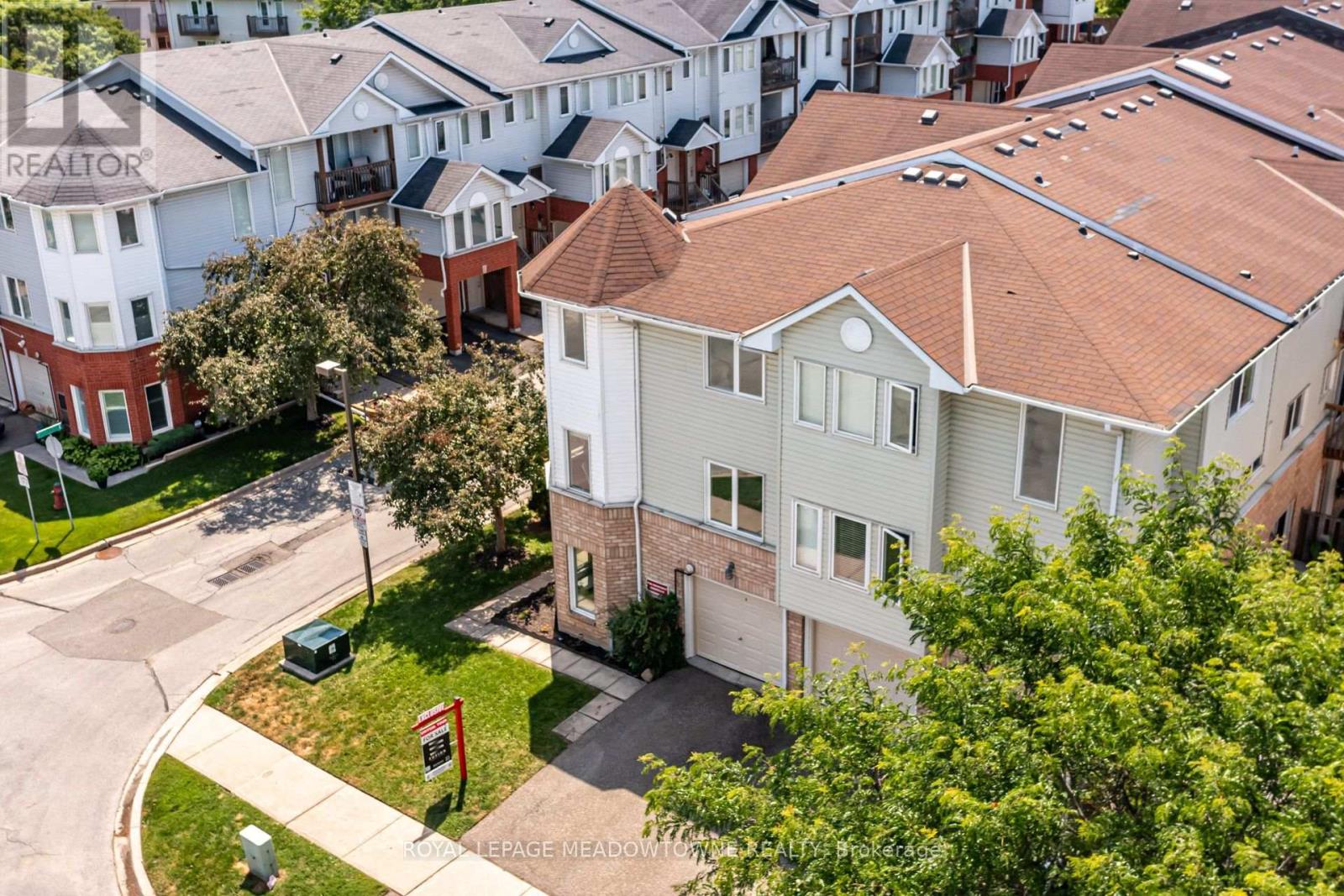 #85 2 WYLIE CIRCLE - Image 39
