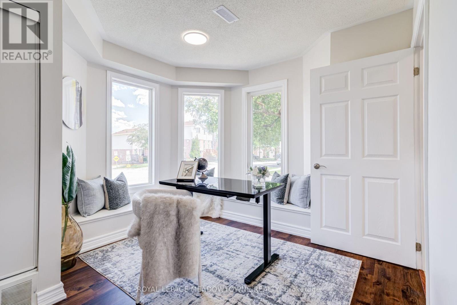 #85 2 WYLIE CIRCLE - 8