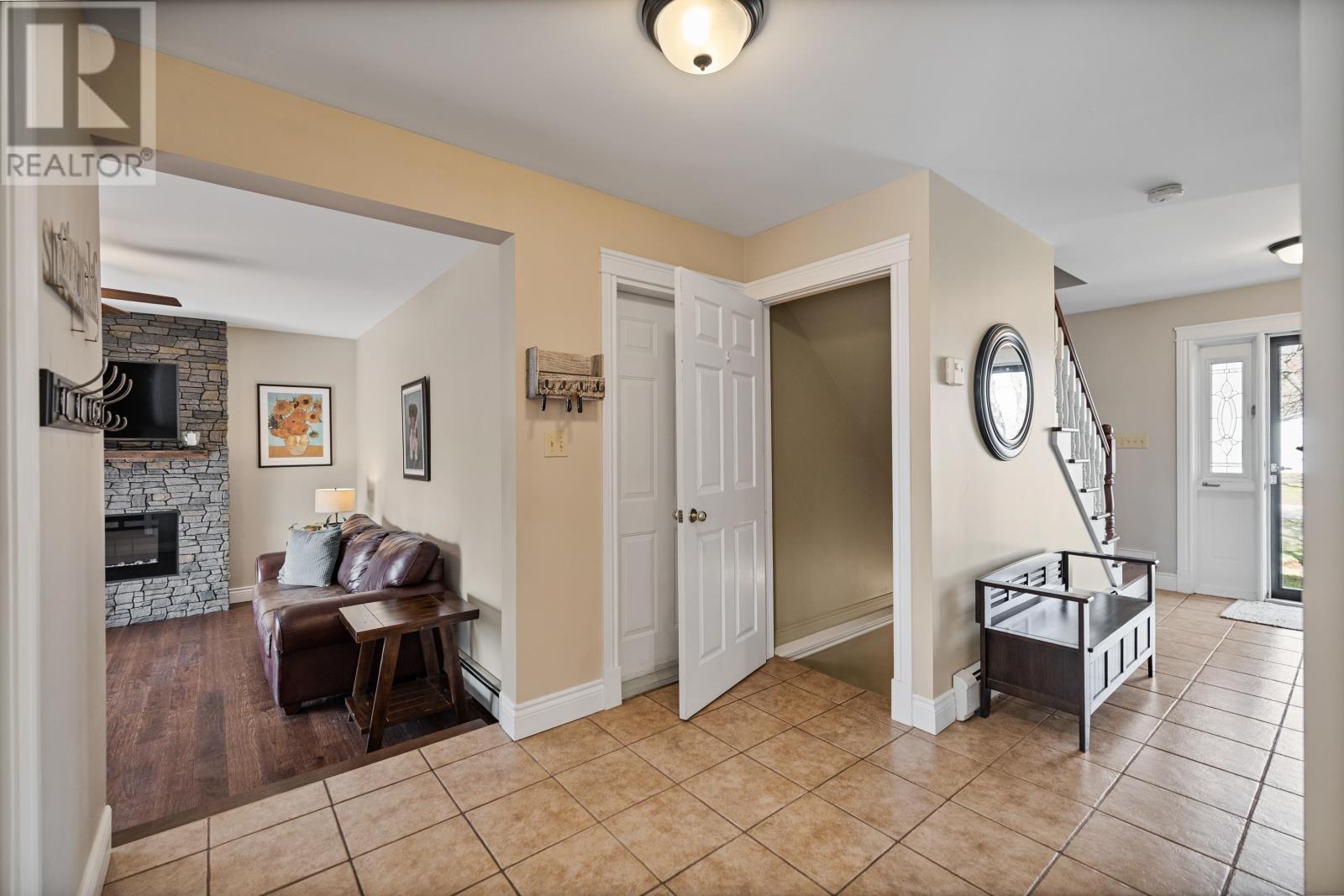 8 MacMillan Crescent - 21