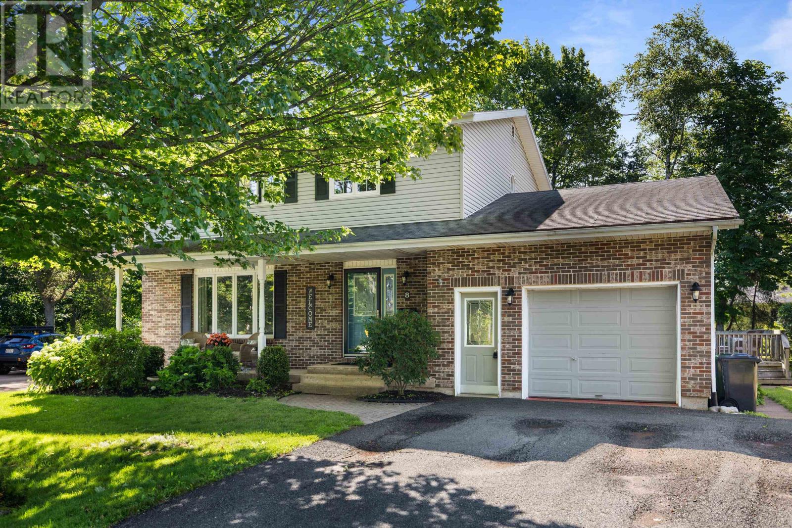 8 MacMillan Crescent - 1