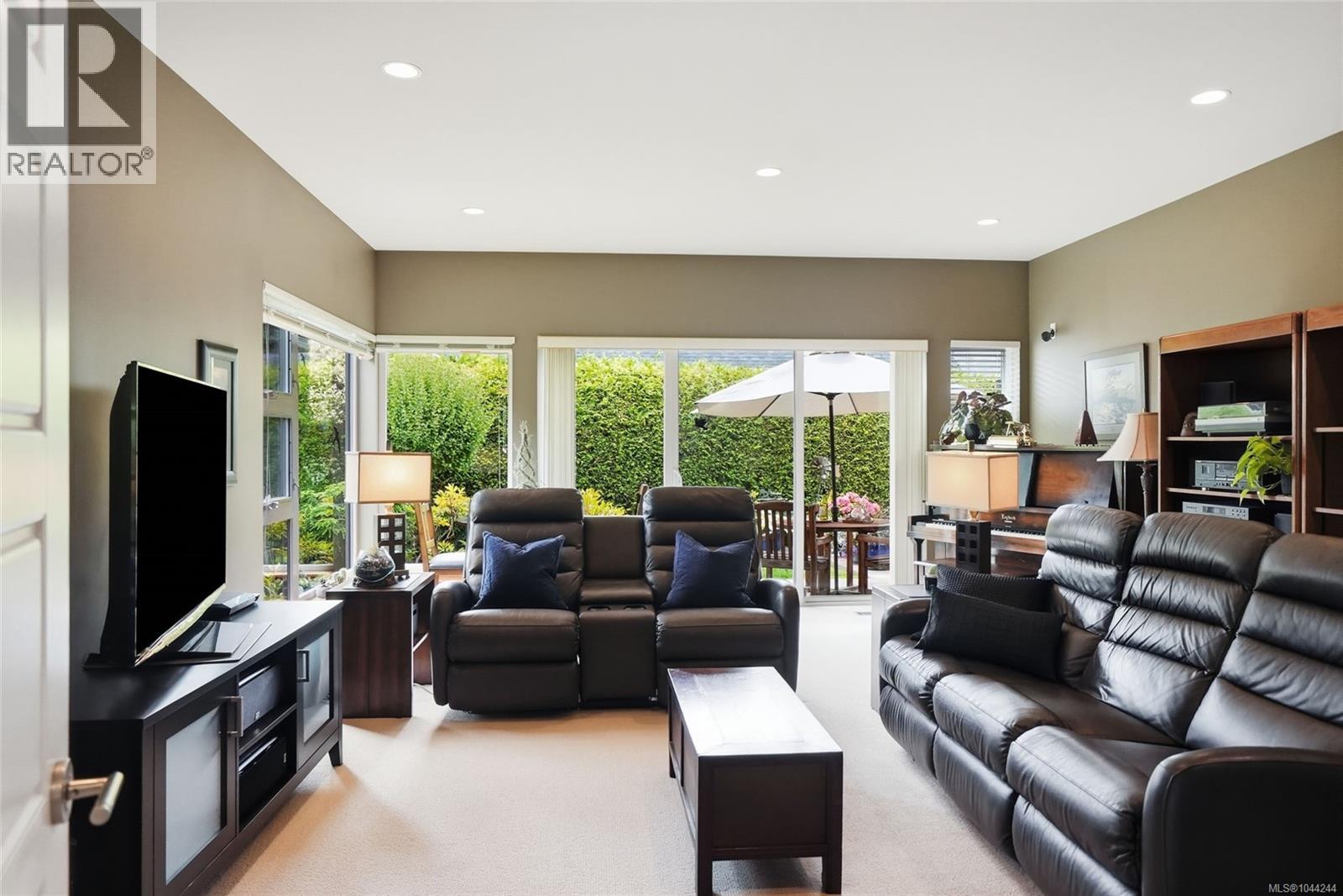 880 Bluffs Dr - 33