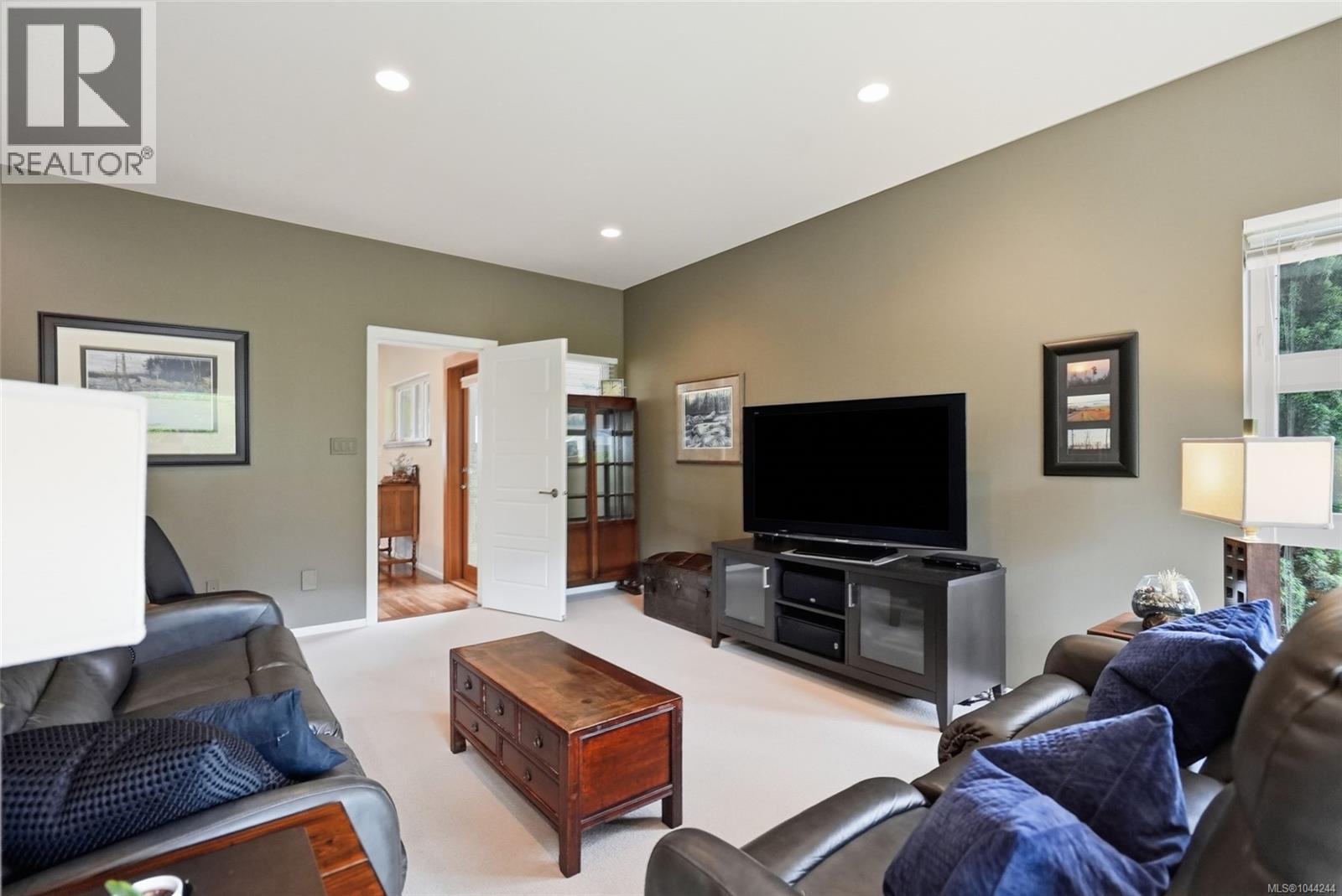 880 Bluffs Dr - 34