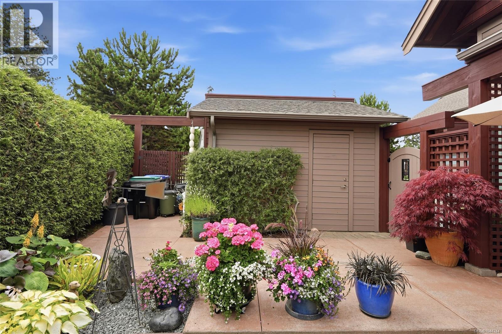 880 Bluffs Dr - 37