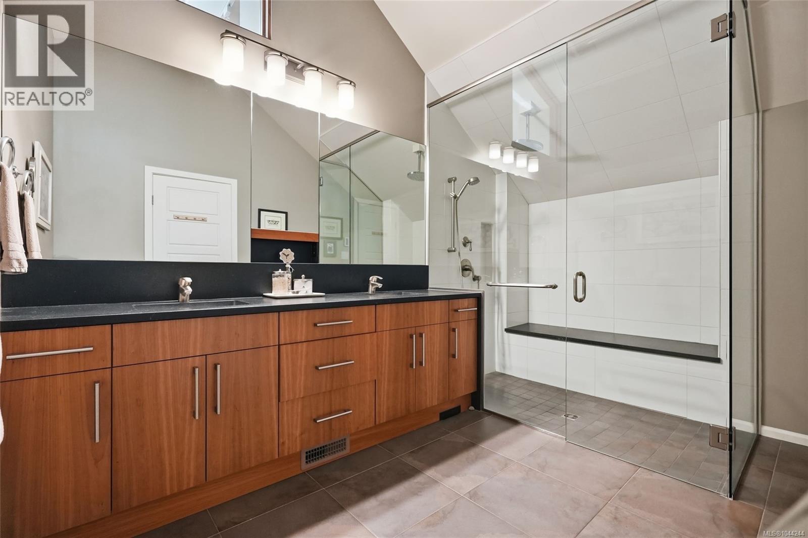 880 Bluffs Dr - 45