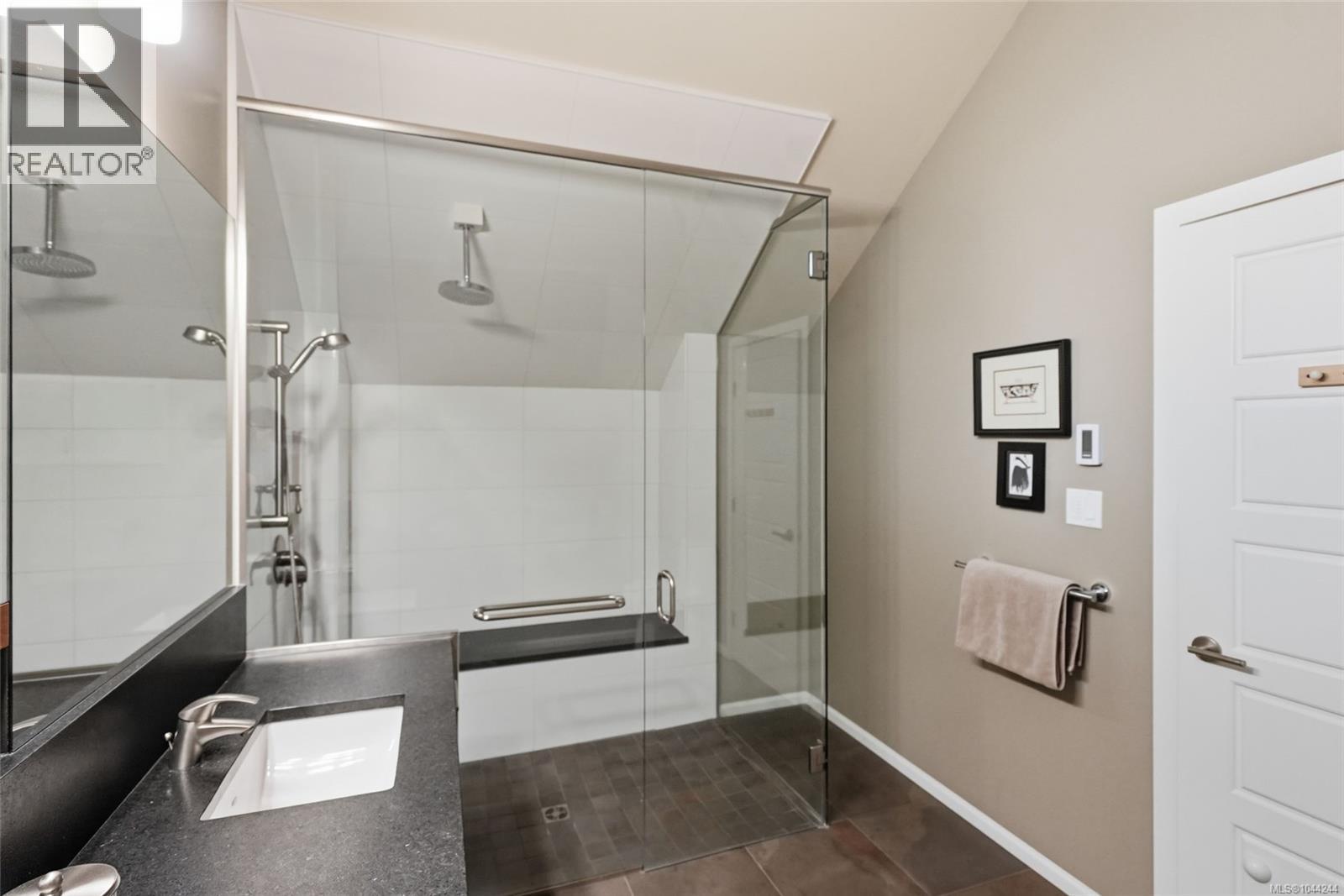 880 Bluffs Dr - 46