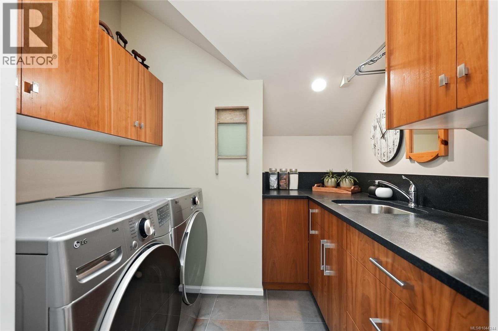 880 Bluffs Dr - 49