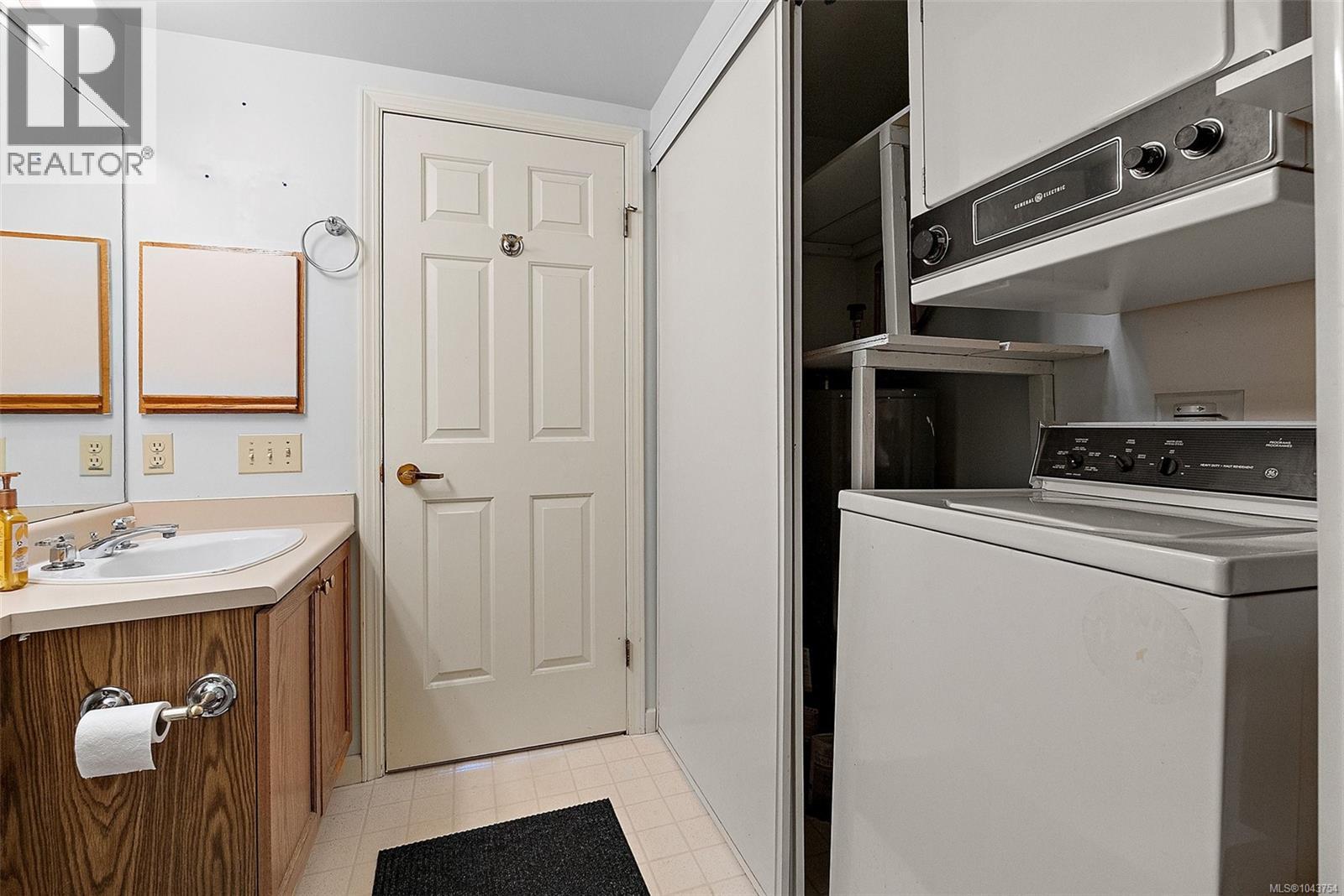 #212 3969 Shelbourne St - 15