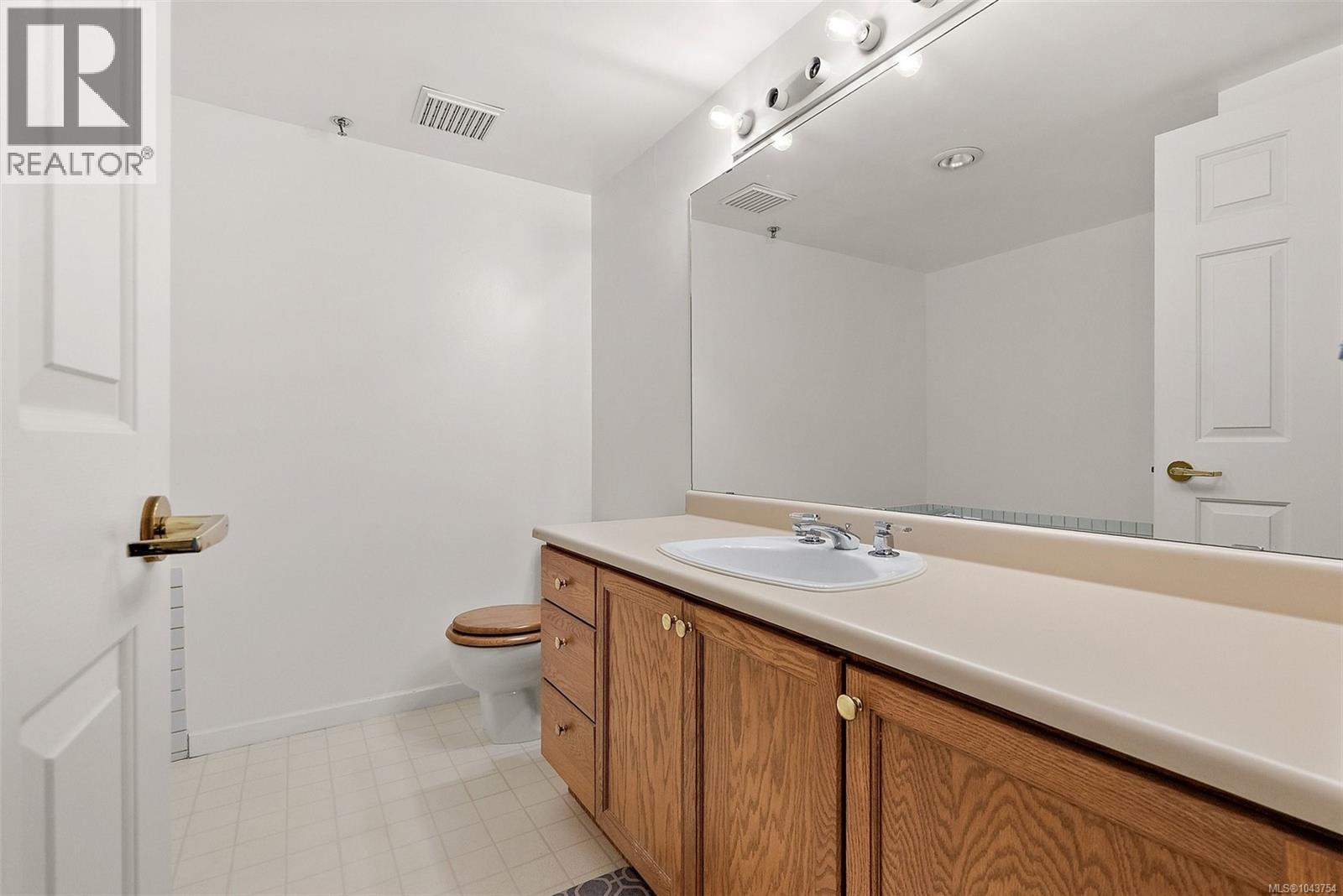 #212 3969 Shelbourne St - 19