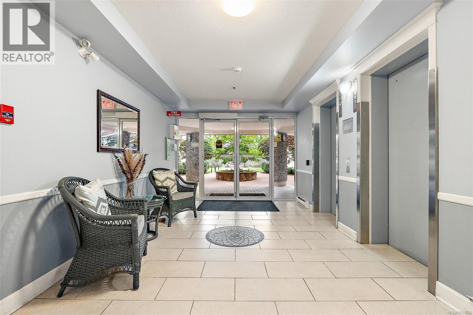 #212 3969 Shelbourne St - 24
