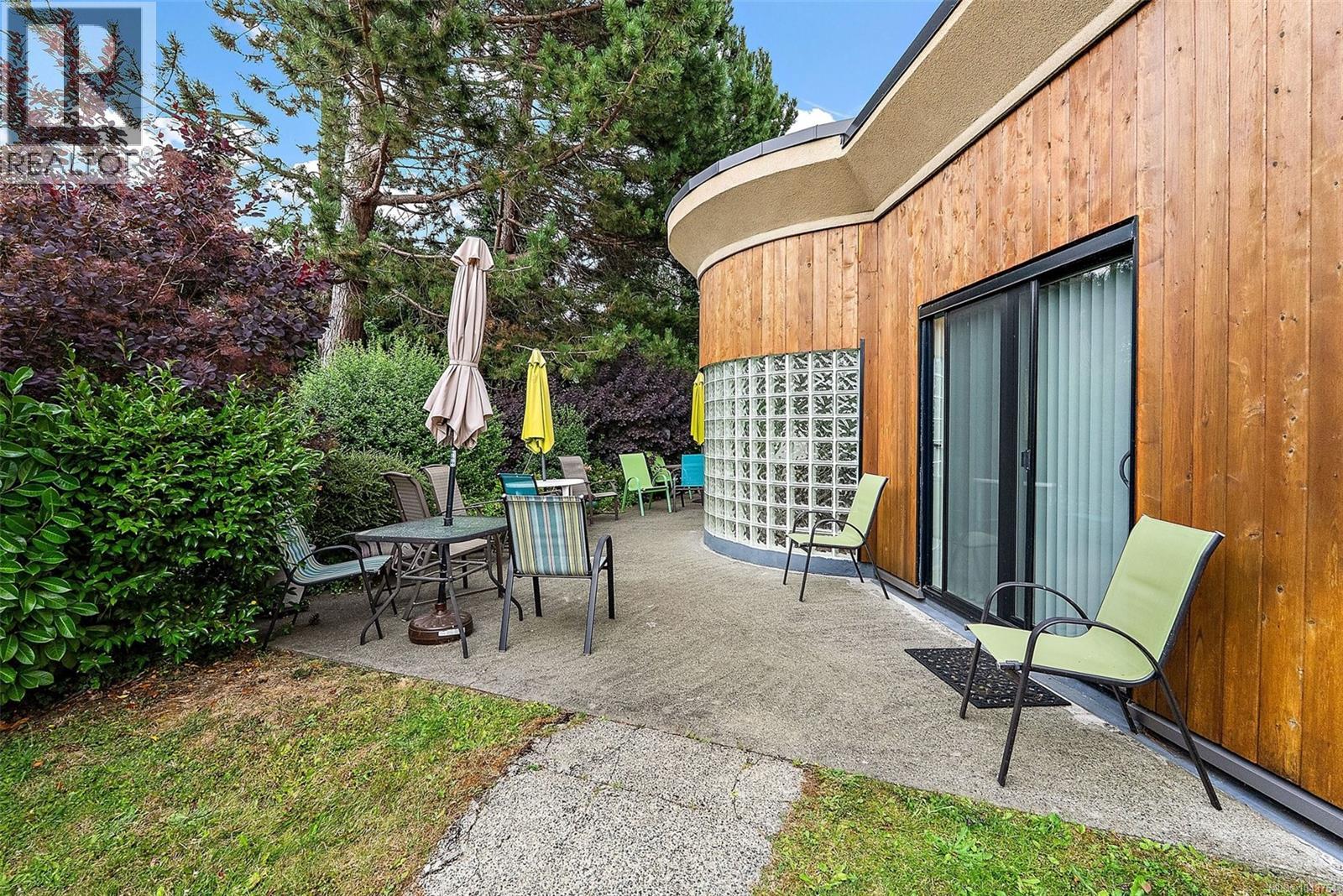 #212 3969 Shelbourne St - 27