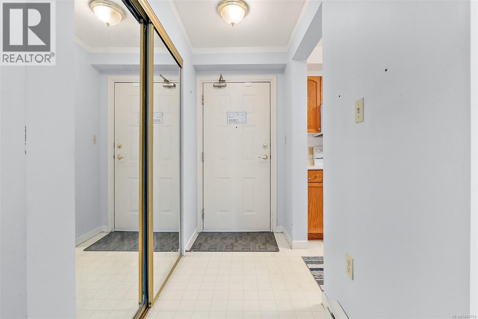 #212 3969 Shelbourne St - 4