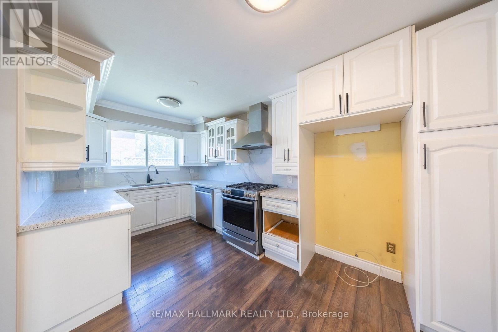 109 THICKSON ROAD S - 16