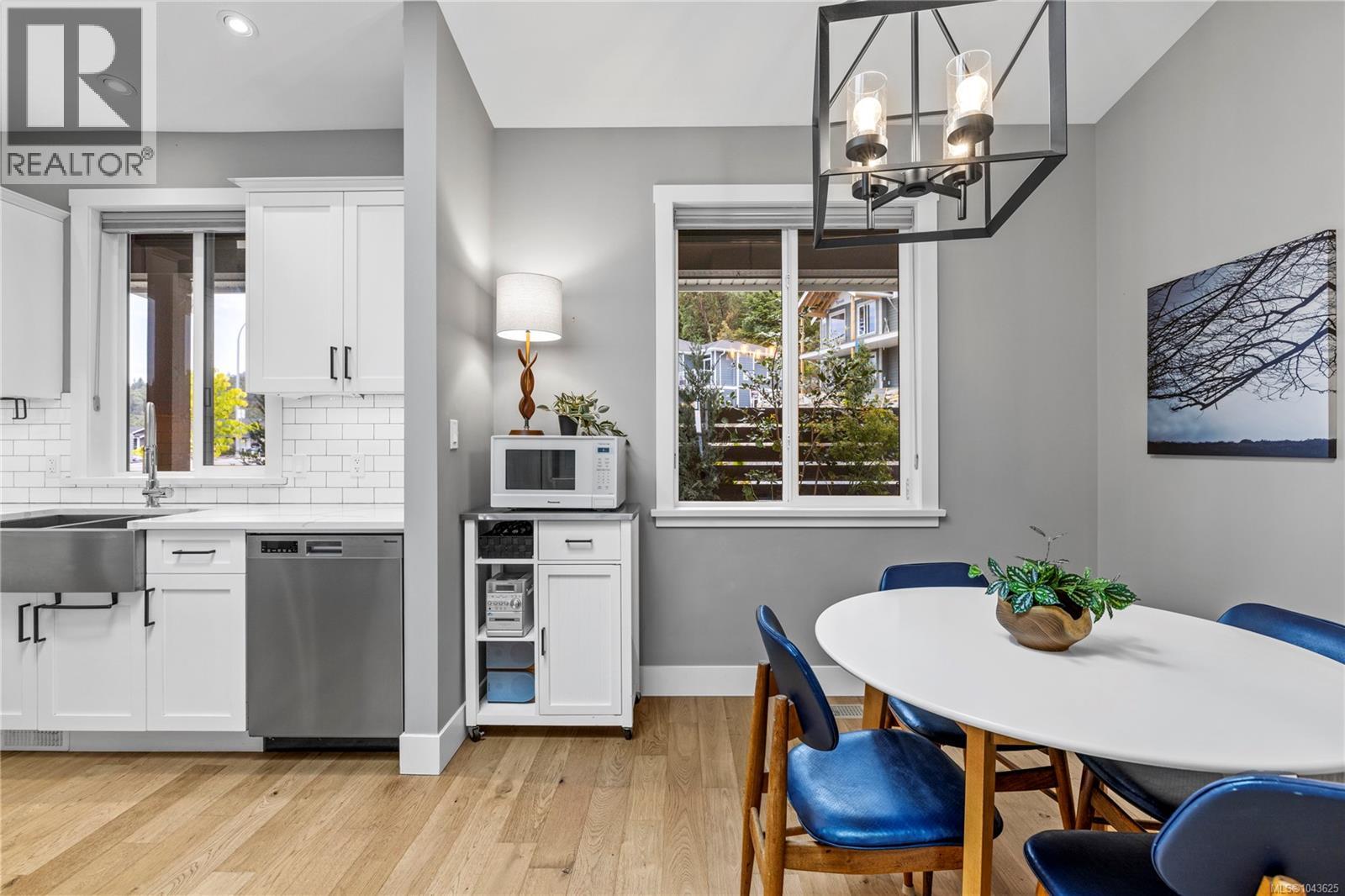 932 Hanington Rd - 10