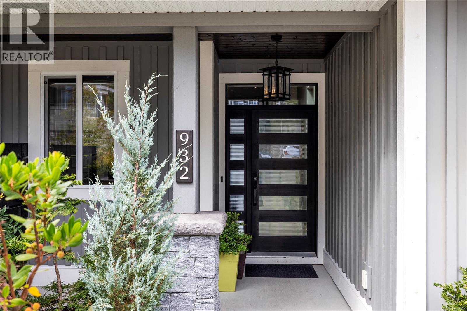 932 Hanington Rd - 3