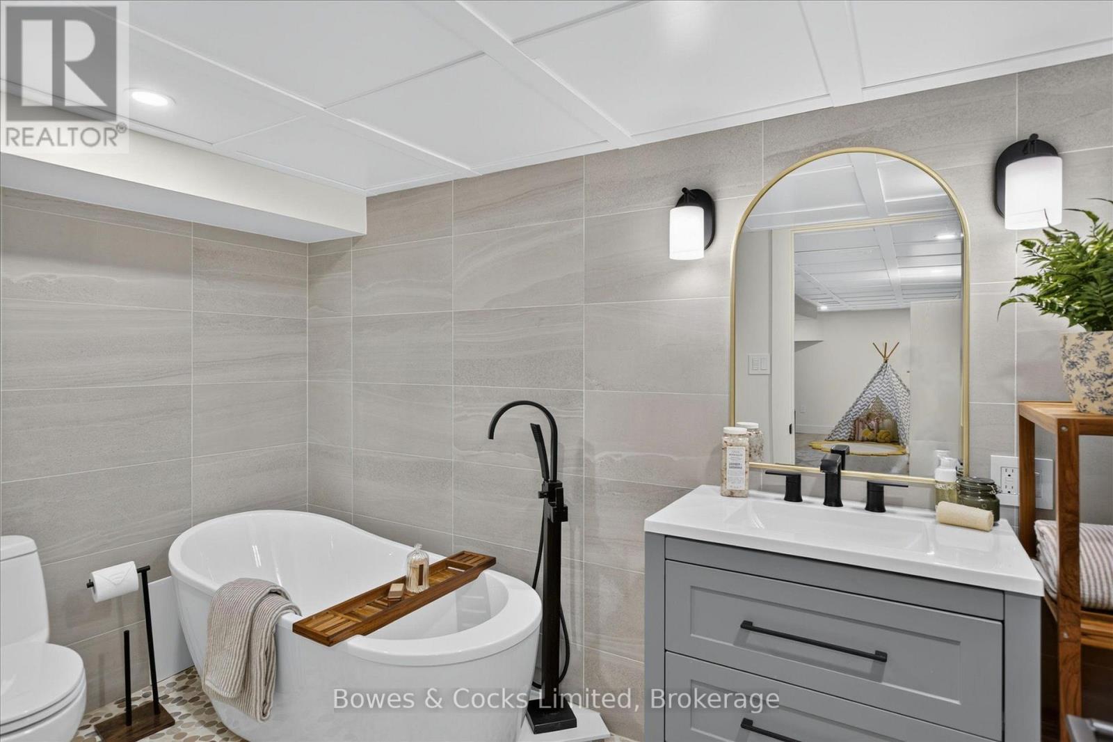 251 ENGLEBURN AVENUE - Image 37