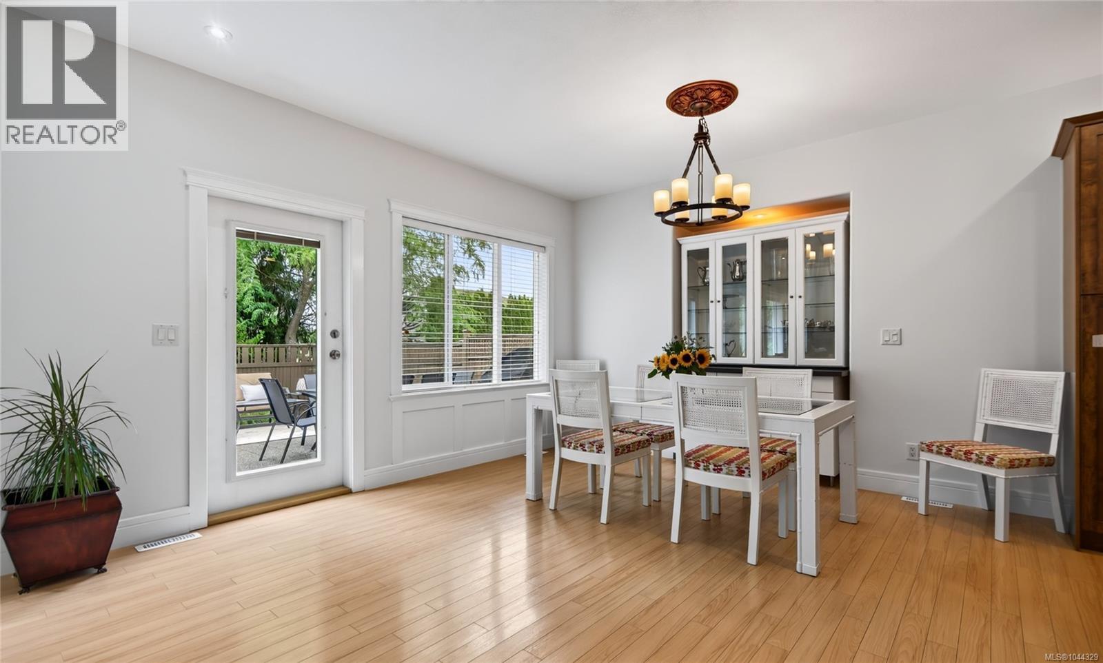 2331 Suffolk Cres - 23
