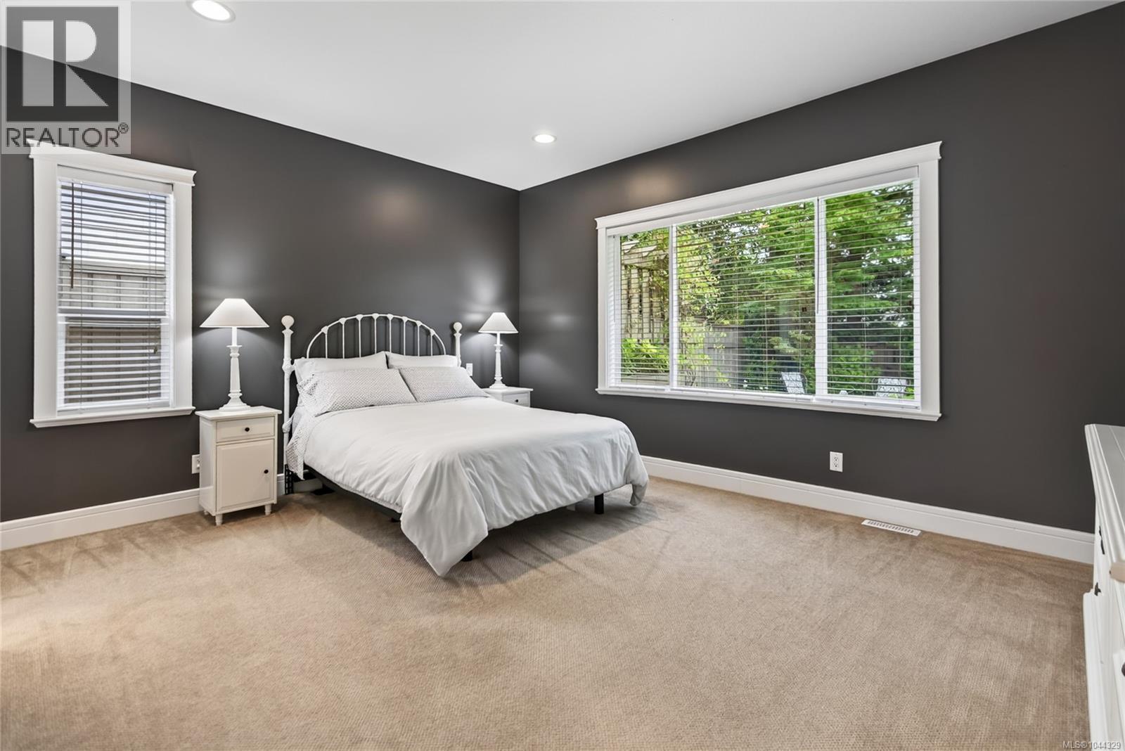 2331 Suffolk Cres - Image 29