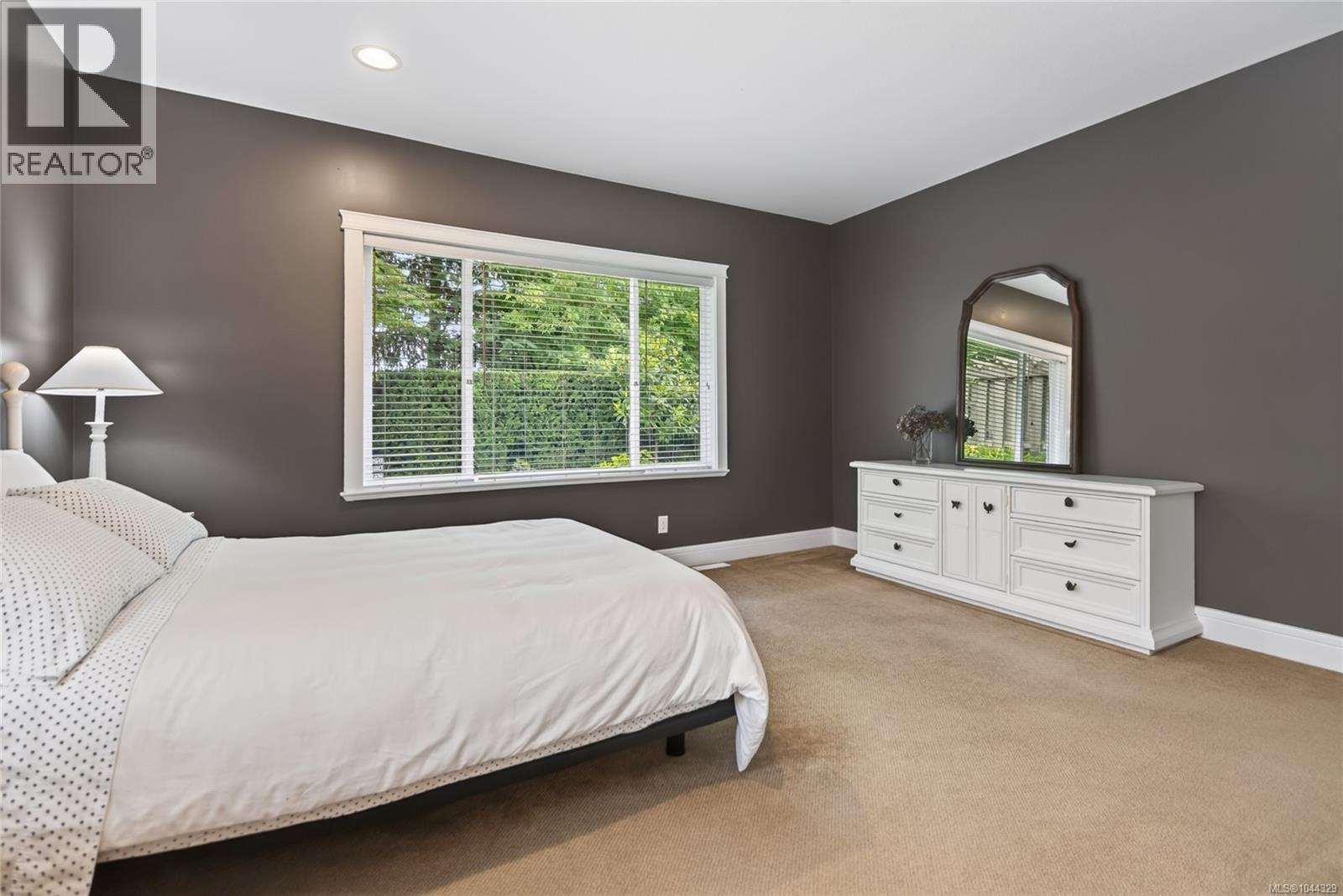 2331 Suffolk Cres - Image 30