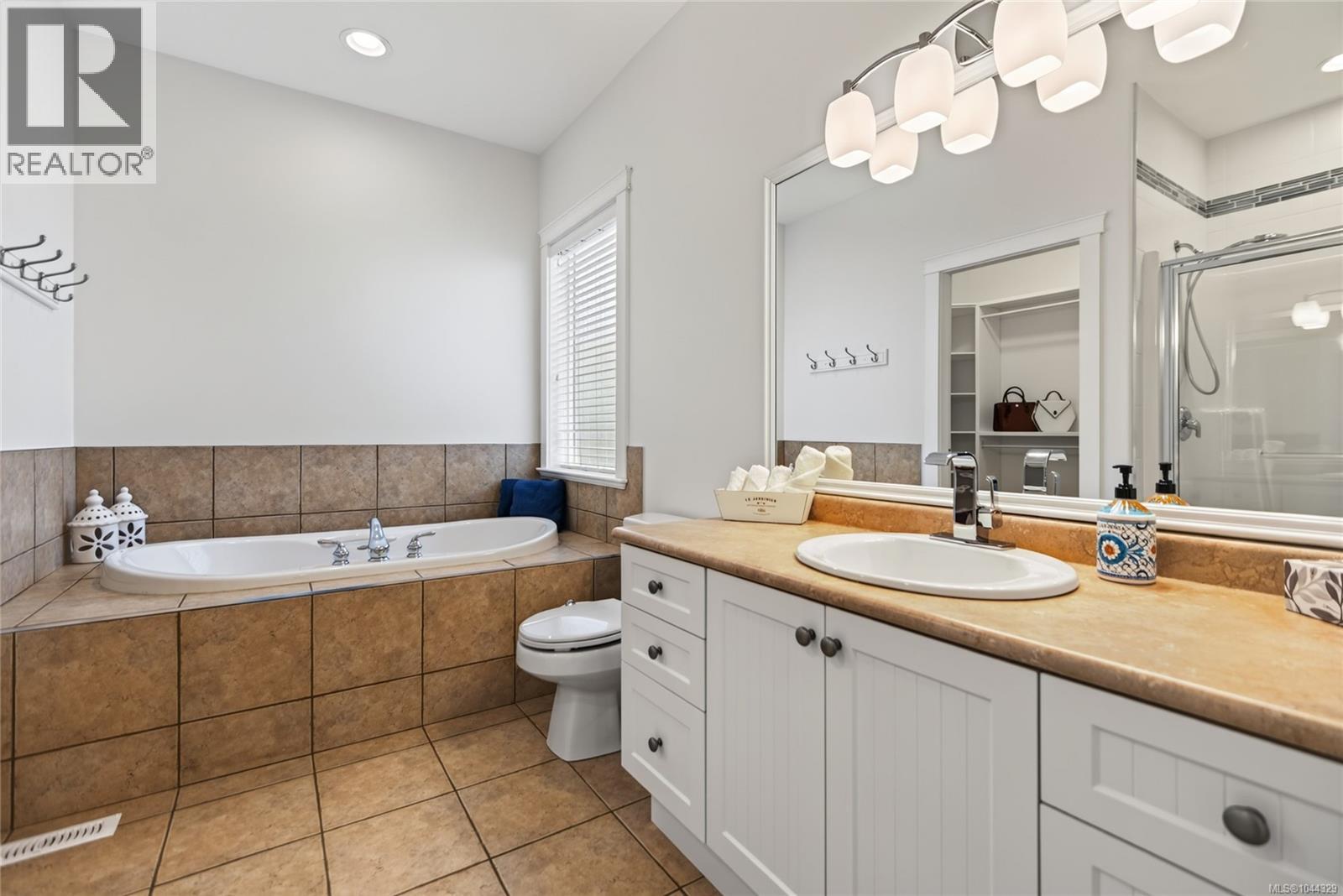 2331 Suffolk Cres - 34