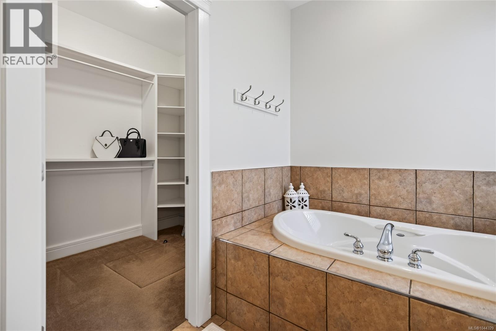 2331 Suffolk Cres - Image 35