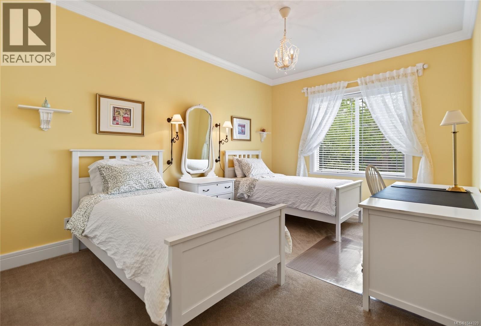 2331 Suffolk Cres - 36