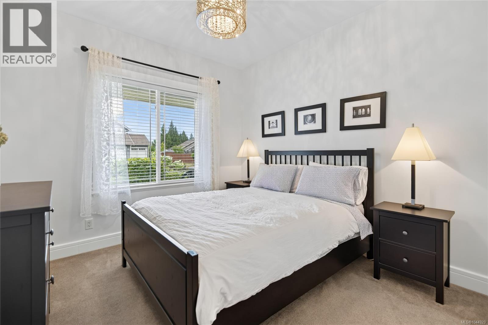 2331 Suffolk Cres - 38