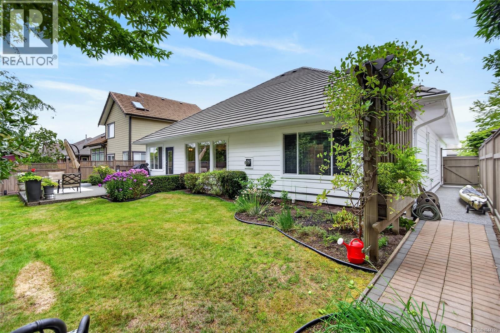 2331 Suffolk Cres - 43