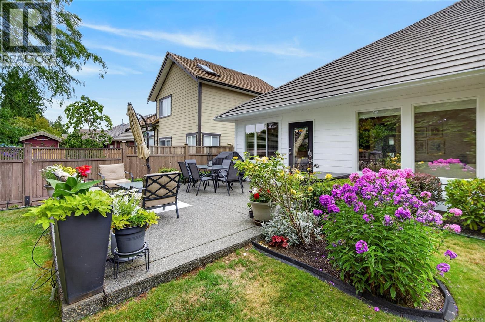 2331 Suffolk Cres - Image 46