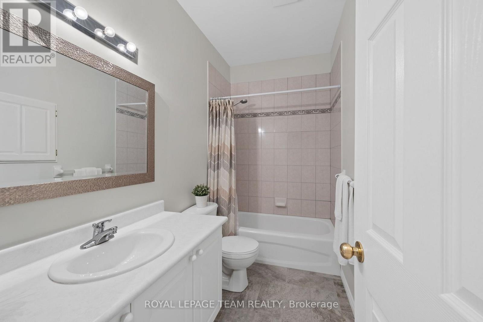 2 Bed, 3 Bath House for Sale in Ottawa – 52 VILLAGE WALK PRIVATE, Ottawa – MLS# X13609834 - Image 37