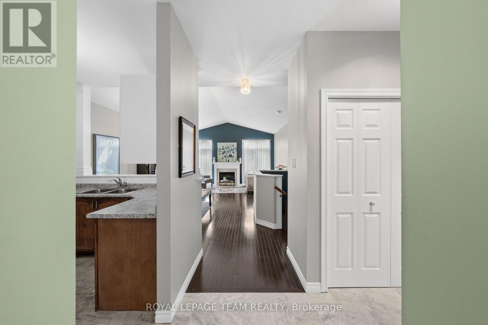 2 Bed, 3 Bath House for Sale in Ottawa – 52 VILLAGE WALK PRIVATE, Ottawa – MLS# X13609834 - Image 9