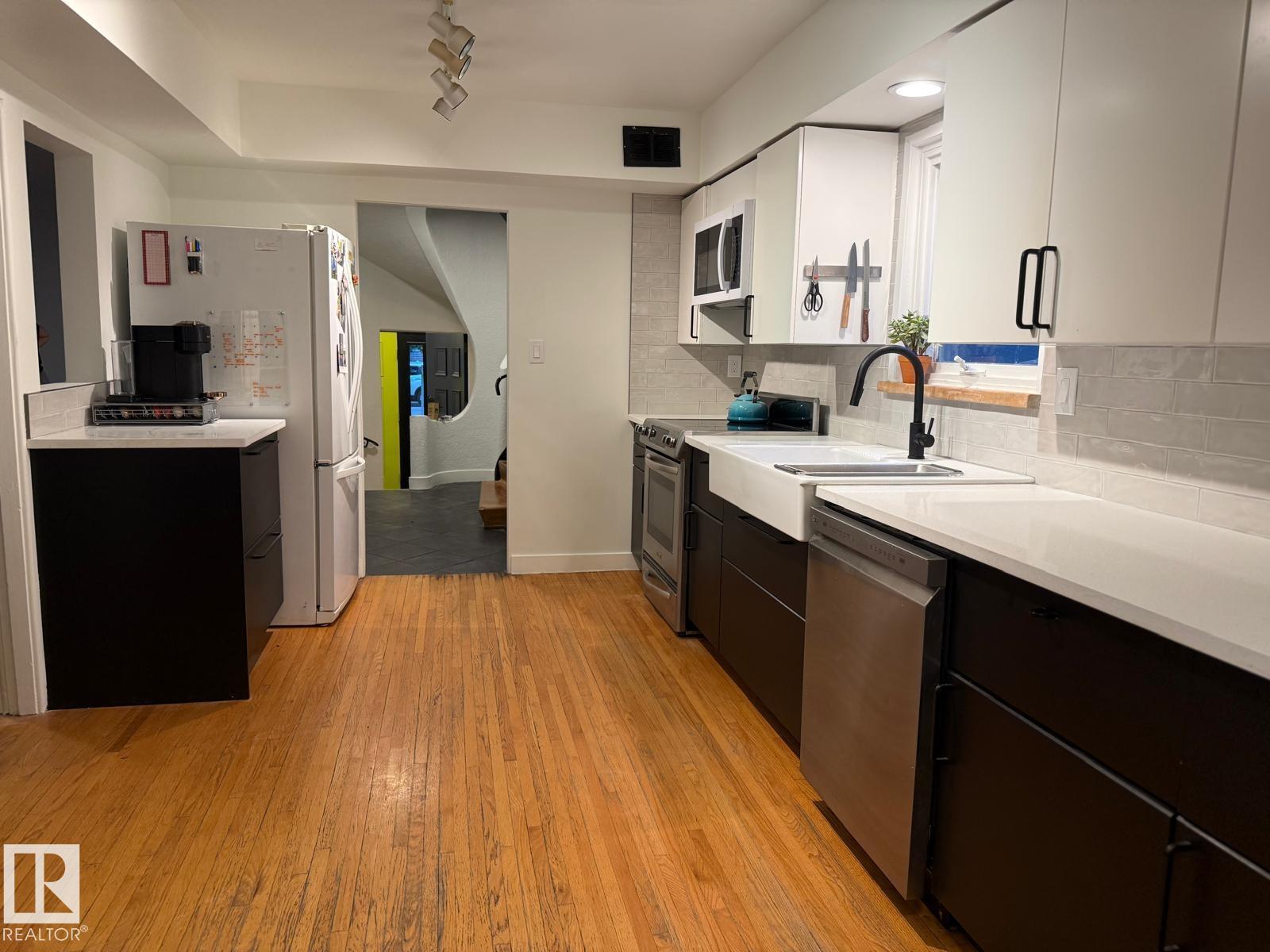 5406 110 ST NW - 11