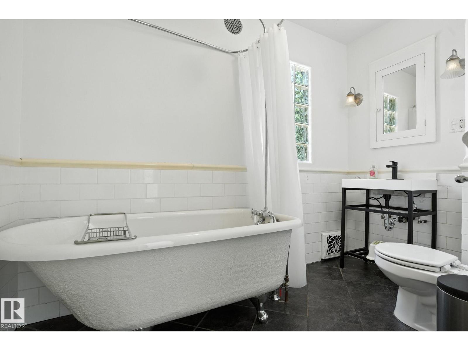 5406 110 ST NW - 35